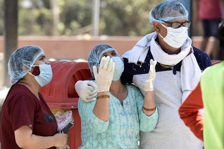 Menschen in Indien mit Covid-Masken
