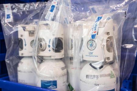 Sauerstoffflaschen eingepackt