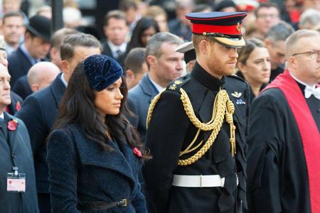 Als hätten es ihre ernsten Gesichter schon angekündigt: Prinz Harry und Herzogin Meghan kommen ihrer royalen Pflicht bei ein...