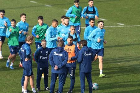 Zwei Schalke-Profis positiv gestestet - Nachholspiel gegen Hertha nicht gefährdet Zwei Schalke-Profis positiv gestestet - Nachholspiel gegen Hertha nicht gefährdet