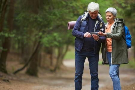 Wer auf dem Tablet oder Smartphone die richtige App dabei hat, findet beim Wandern leichter sein Ziel. Wer auf dem Tablet oder Smartphone die richtige App dabei hat, findet beim Wandern leichter sein Ziel.