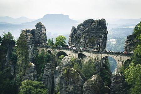 Es ist einfach ein faszinierendes Landschaftsbild: das Elbsandsteingebirge in der Sächsischen Schweiz. Der Harz bietet dicht... Es ist einfach ein faszinierendes Landschaftsbild: das Elbsandsteingebirge in der Sächsischen Schweiz. Der Harz bietet dicht...