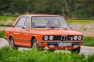 Zeitreise: Unterwegs im BMW 525 (E12) "Inka" von 1974