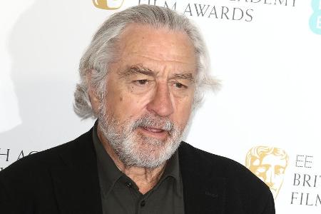 Robert De Niro hat sich einen Muskel im Bein gezerrt. Robert De Niro hat sich einen Muskel im Bein gezerrt.