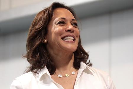 Kamala Harris freut sich über den erfolgreichen Abschluss ihrer Stieftochter. Kamala Harris freut sich über den erfolgreichen Abschluss ihrer Stieftochter.