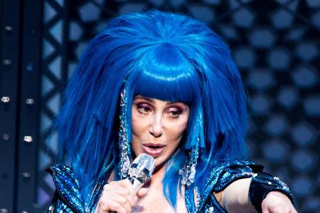 Sängerin Cher ist sowohl Grammy- als auch Emmy- und Oscar-Preisträgerin. Sängerin Cher ist sowohl Grammy- als auch Emmy- und Oscar-Preisträgerin.