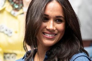 Blickfang: Herzogin Meghan hüllt ihren Babybauch in florales Kleid