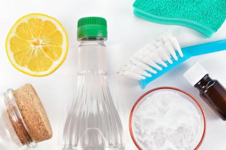 Essig - weit mehr als nur eine Zutat für das Salatdressing. Hier kann die Essenz im Haushalt Abhilfe schaffen. Essig - weit mehr als nur eine Zutat für das Salatdressing. Hier kann die Essenz im Haushalt Abhilfe schaffen.