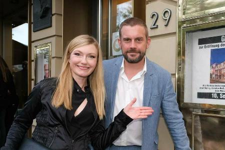 Sebastian Bezzel mit Ehefrau Johanna Christine Gehlen bei der Gala zur Eröffnung der Spielzeit im Hamburger St. Pauli Theate... Sebastian Bezzel mit Ehefrau Johanna Christine Gehlen bei der Gala zur Eröffnung der Spielzeit im Hamburger St. Pauli Theate...