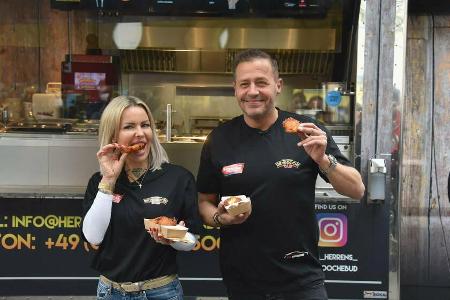 Desiree Hansen und Willi Herren vor dem gemeinsamen Foodtruck Desiree Hansen und Willi Herren vor dem gemeinsamen Foodtruck