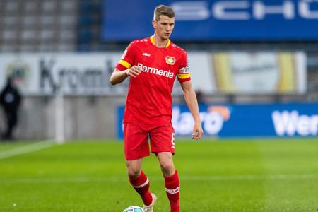 Lars Bender wird Bayer-Ehrenspielführer Lars Bender wird Bayer-Ehrenspielführer