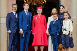 Prinz Christian von Dänemark (2.v.li.) posierte mit seinem Vater, Prinz Frederik (li.), seiner Großmutter, Königin Margrethe...