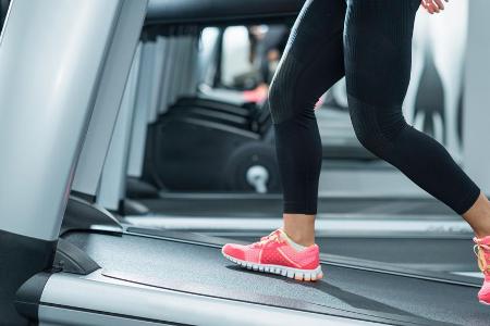 Zwölf Prozent Steigung, drei Meilen Geschwindigkeit und 30 Minuten Dauer: Das 12-3-30 Workout ist schonend, aber effektiv. Zwölf Prozent Steigung, drei Meilen Geschwindigkeit und 30 Minuten Dauer: Das 12-3-30 Workout ist schonend, aber effektiv.
