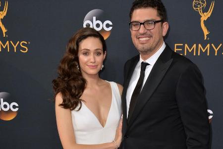Emmy Rossum und Ehemann Sam Esmail 2016 bei den Primetime Emmy Awards auf dem roten Teppich Emmy Rossum und Ehemann Sam Esmail 2016 bei den Primetime Emmy Awards auf dem roten Teppich