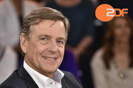 ZDF Mikrofon auf Moderationstisch ZDF Mikrofon auf Moderationstisch