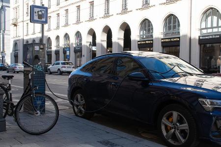 Mit dem (E-)Auto oder doch lieber dem Fahrrad durch die Straßen? In manchen Städten fällt sowohl das eine als auch das ander... Mit dem (E-)Auto oder doch lieber dem Fahrrad durch die Straßen? In manchen Städten fällt sowohl das eine als auch das ander...