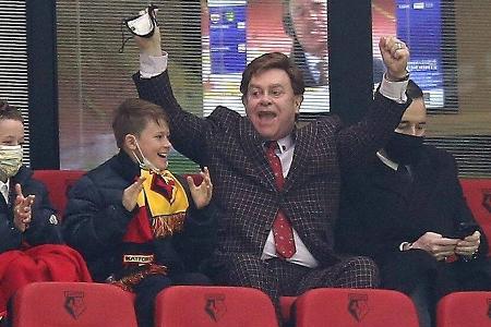 Mit Jubelpose: Elton John, seine Söhne und Ehemann David Furnish im Stadion. Mit Jubelpose: Elton John, seine Söhne und Ehemann David Furnish im Stadion.