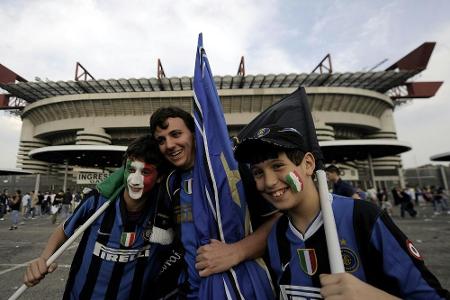 3000 Inter-Fans feiern Titel vor dem Stadion 3000 Inter-Fans feiern Titel vor dem Stadion