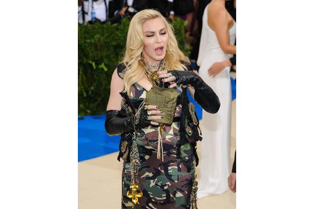 Madonnas 'Madame X'-Tournee scheint verflucht. Bei ihrem jüngsten Auftritt in Paris fiel sie auf der Bühne hin und muss sich... Madonnas 'Madame X'-Tournee scheint verflucht. Bei ihrem jüngsten Auftritt in Paris fiel sie auf der Bühne hin und muss sich...
