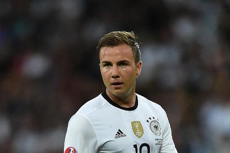 Mario Götze feiert seinen ersten Vatertag. Er und seine Frau Ann-Kathrin Götze sind Eltern des kleinen Rome. Mario Götze feiert seinen ersten Vatertag. Er und seine Frau Ann-Kathrin Götze sind Eltern des kleinen Rome.