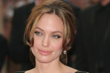 Angelina Jolie ist seit der Trennung von Brad Pitt Single. Angelina Jolie ist seit der Trennung von Brad Pitt Single.