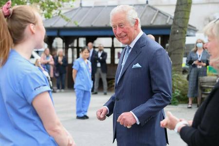 Prinz Charles im Gespräch mit einer Krankenschwester des St Bartholomew's Hospital. Prinz Charles im Gespräch mit einer Krankenschwester des St Bartholomew's Hospital.