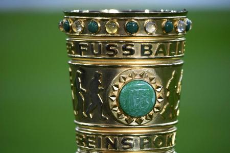 Finale in Berlin: Nachwuchsspieler überreichen den Pokal Finale in Berlin: Nachwuchsspieler überreichen den Pokal