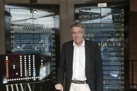 Horst Zuse, Konrad Zuses Sohn, mit einem Nachbau der Z3 in Berlin Horst Zuse, Konrad Zuses Sohn, mit einem Nachbau der Z3 in Berlin