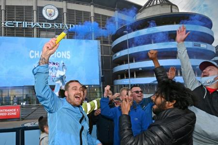 City-Fans feiern Meisterschaft vor dem Stadion City-Fans feiern Meisterschaft vor dem Stadion