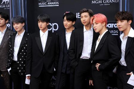 BTS bei den Billboard Music Awards in Las Vegas, 2019 (v.l.n.r.: V, Suga, Jin, Jungkook, RM, Jimin und J-Hope). BTS bei den Billboard Music Awards in Las Vegas, 2019 (v.l.n.r.: V, Suga, Jin, Jungkook, RM, Jimin und J-Hope).