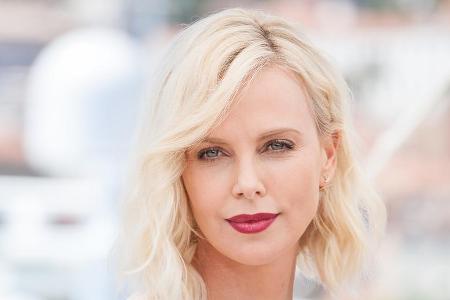 Charlize Theron war zumindest in jungen Jahren dem eigenen Geschlecht nicht abgeneigt