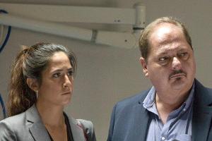 Vidina Popov und Jürgen Tarrach in "Der Lissabon-Krimi: Dunkle Spuren", 2019.