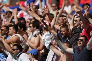 Wembley: Fan nach Sturz von der Tribüne in "kritischem Zustand"