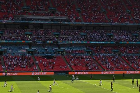 Applaus und Pfiffe: Englands Spieler gehen erneut in die Knie Applaus und Pfiffe: Englands Spieler gehen erneut in die Knie