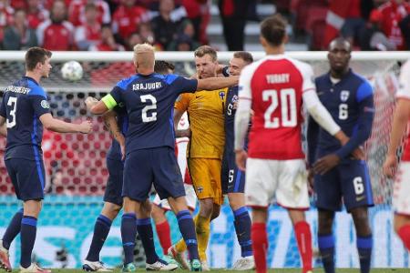 Spielfortsetzung nach Eriksen-Zusammenbruch: UEFA verweist auf Regelwerk Spielfortsetzung nach Eriksen-Zusammenbruch: UEFA verweist auf Regelwerk