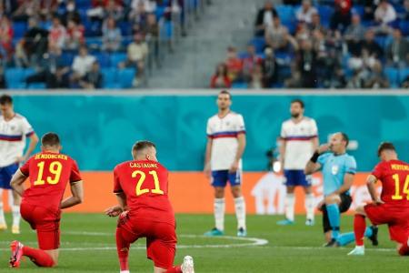 Pfiffe gegen Kniefall: UEFA fordert Fans zu mehr Respekt auf Pfiffe gegen Kniefall: UEFA fordert Fans zu mehr Respekt auf