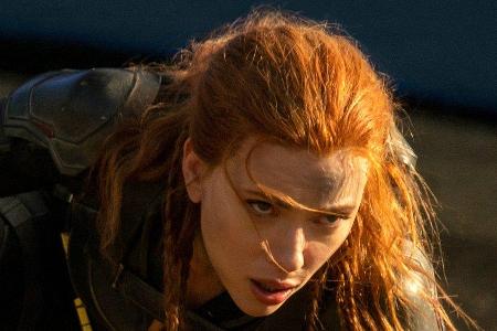 Scarlett Johansson schlüpft in Scarlett Johansson schlüpft in
