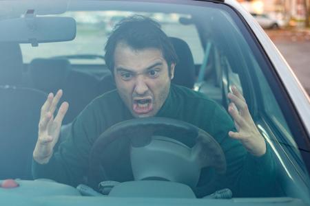 Fahren Sie ruhig und vorausschauend. Wenn Sie andere Verkehrsteilnehmer immer im Blick haben, müssen Sie nicht ständig stark...