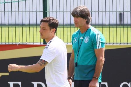 2018 tritt Joachim Löws Stammspieler Mesut Özil infolge einer Kontroverse um ein Foto mit dem türkischen Präsidenten Recep E...