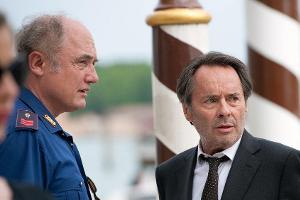 "Donna Leon: Tierische Profite": Brunetti (Uwe Kockisch, r.) und Vianello (Karl Fischer) werden zu einem Tatort gerufen.