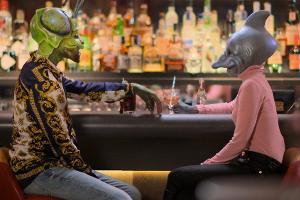 Grashüpfer trifft Delfin zum ersten Date an der Bar: Ganz normal in der neuen Datingshow "Sexy Beast".