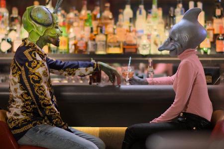 Grashüpfer trifft Delfin zum ersten Date an der Bar: Ganz normal in der neuen Datingshow Grashüpfer trifft Delfin zum ersten Date an der Bar: Ganz normal in der neuen Datingshow