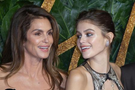 Kaia Gerber (19) ist auf den besten Weg, in die Fußstapfen ihrer Mutter zu treten, Supermodel Cindy Crawford (55). Die Ähnli... Kaia Gerber (19) ist auf den besten Weg, in die Fußstapfen ihrer Mutter zu treten, Supermodel Cindy Crawford (55). Die Ähnli...
