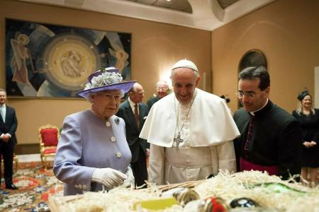 Papst Franziskus empfängt 2014 Queen Elizabeth II. im Vatikan.