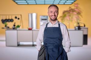 Jan Böhmermann in der Küche von seiner neuen Show "Böhmi brutzelt".