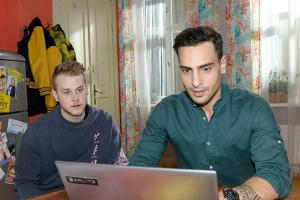 "GZSZ": Jonas (l.) staunt über Nihats Erfolg auf dem Aktienmarkt.