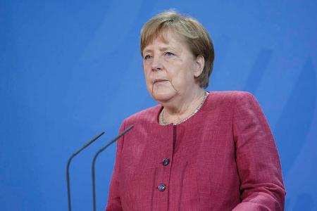 Angela Merkel drückt dem deutschen Team bei der UEFA EURO 2020 die Daumen. Angela Merkel drückt dem deutschen Team bei der UEFA EURO 2020 die Daumen.