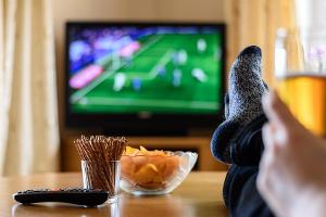 Einen ganzen Monat lang können Fans gemütlich von der Couch aus bei der Fußball-EM mitfiebern.