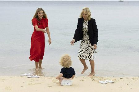 Carrie Johnson (l.) mit ihrem Sohn Wilfred und Jill Biden am südenglischen Strand. Carrie Johnson (l.) mit ihrem Sohn Wilfred und Jill Biden am südenglischen Strand.