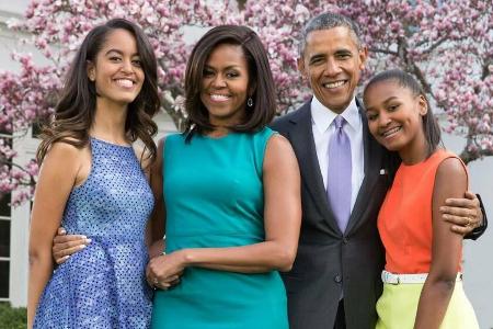 Michelle und Barack Obama mit ihren Töchtern im Garten des Weißen Hauses 2015. Michelle und Barack Obama mit ihren Töchtern im Garten des Weißen Hauses 2015.
